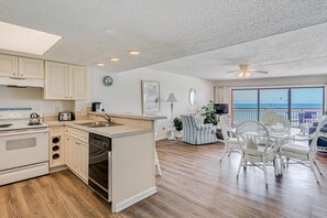 Full-sized fridge, microwave, oven, stovetop