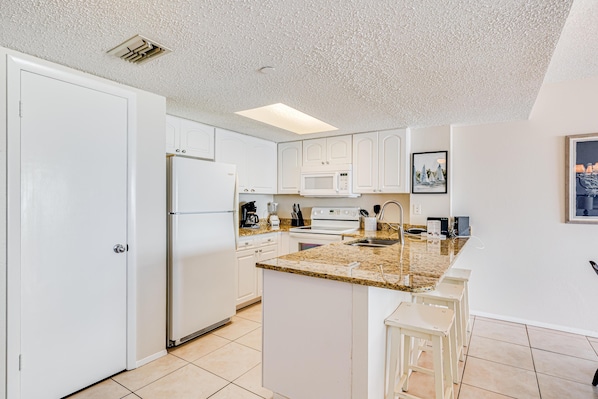 Full-size fridge, microwave, oven, stovetop