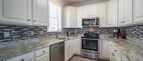 Een koelkast, een microgolfoven, een oven, een kookplaat