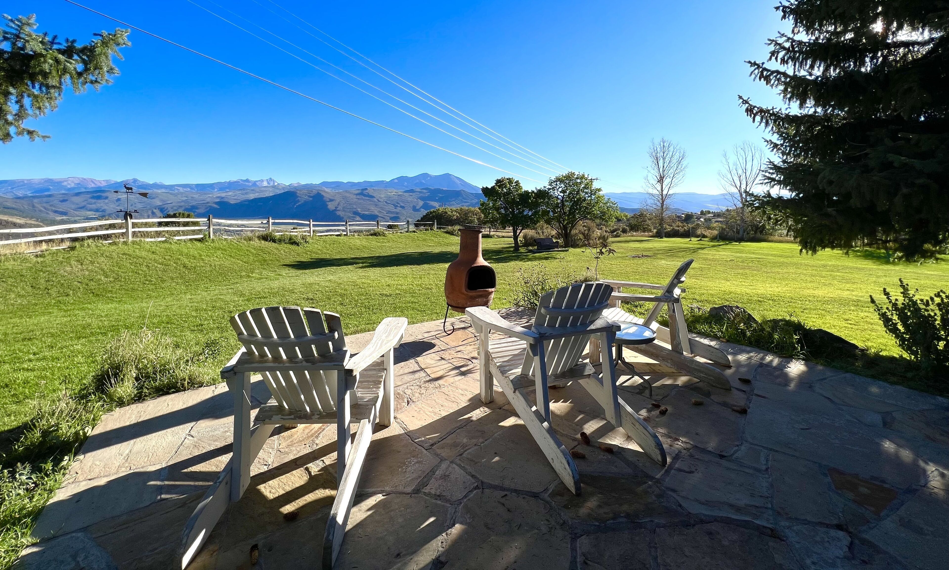 Spacious, 5+ Bedroom, Hot Tub, great Mountain Views. Half hour to Aspen Snowmass