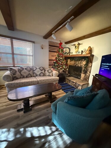 Angel Fire Mountain Retreat! Cozy 2 bedroom, 2 bath condo, sleeps 6 people.