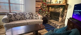 Angel Fire Mountain Retreat! Cozy 2 bedroom, 2 bath condo, sleeps 6 people.