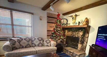 Angel Fire Mountain Retreat! Cozy 2 bedroom, 2 bath condo, sleeps 6 people.