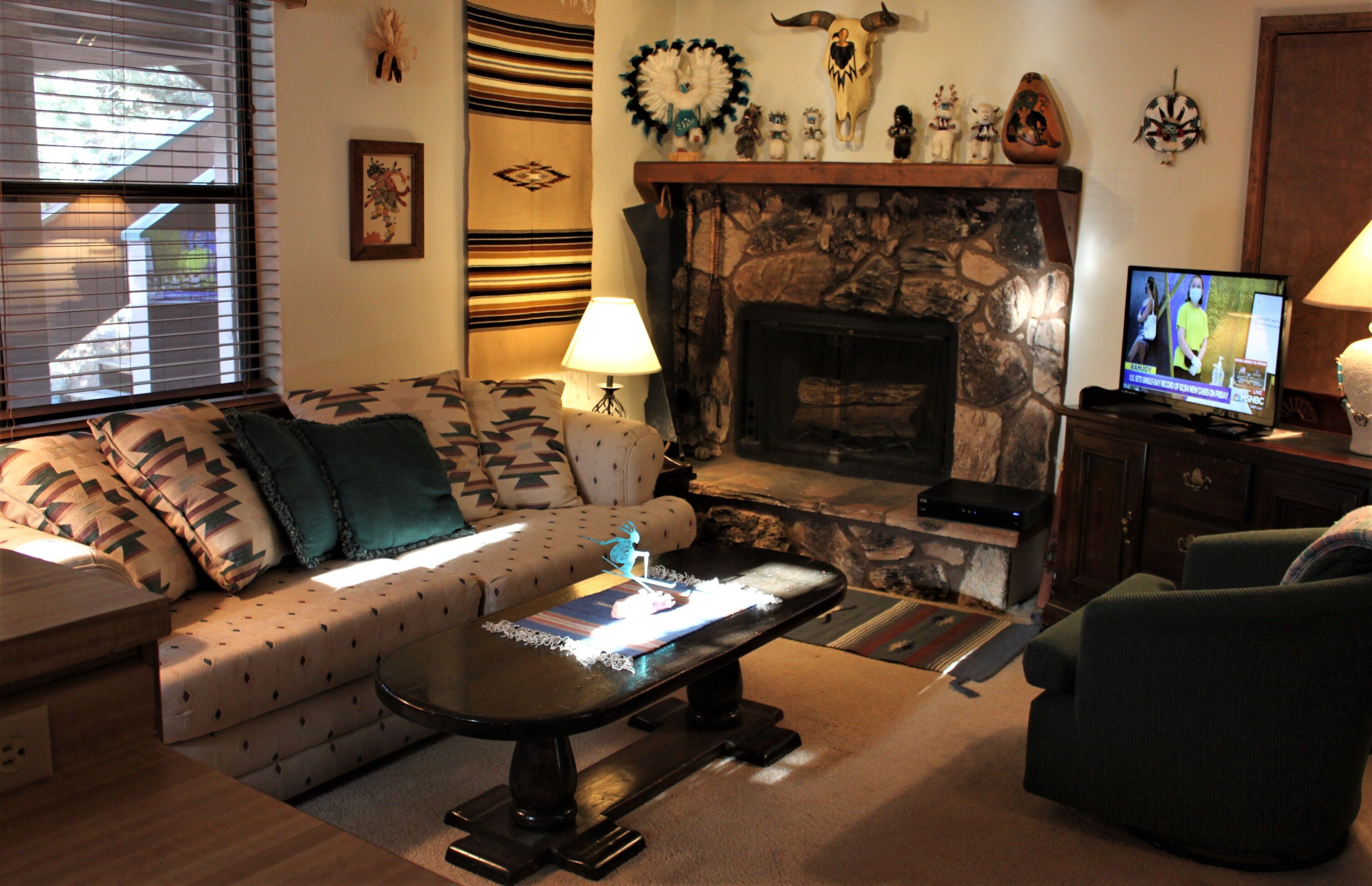 Angel Fire Mountain Retreat! Cozy 2 bedroom, 2 bath condo, sleeps 6 people.