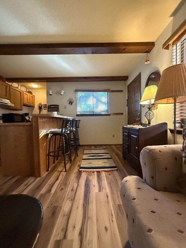 Televisión, chimenea y libros 