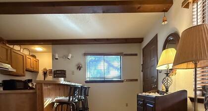 Angel Fire Mountain Retreat! Cozy 2 bedroom, 2 bath condo, sleeps 6 people.