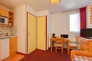 Jääkaappi, mikroaaltouuni, liesi, astianpesukone