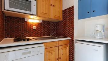 Kjøleskap, mikrobølgeovn, kokeplater og oppvaskmaskin