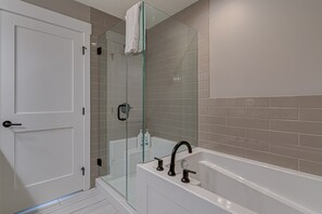 Badewanne, Haartrockner, Handtücher