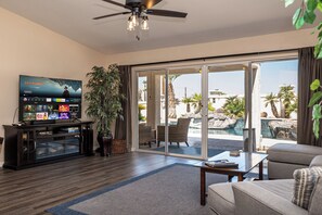 Smart TV, fireplace