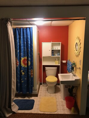 Combined shower/bathtub, towels, soap, shampoo
