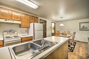 Fridge, microwave, stovetop, coffee/tea maker - Charming Columbus Apt Along Yellowstone River (Columbus)