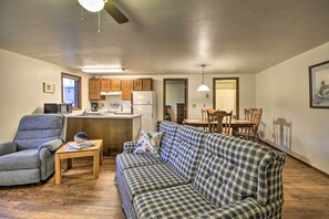 TV, books - Charming Columbus Apt Along Yellowstone River (Columbus)