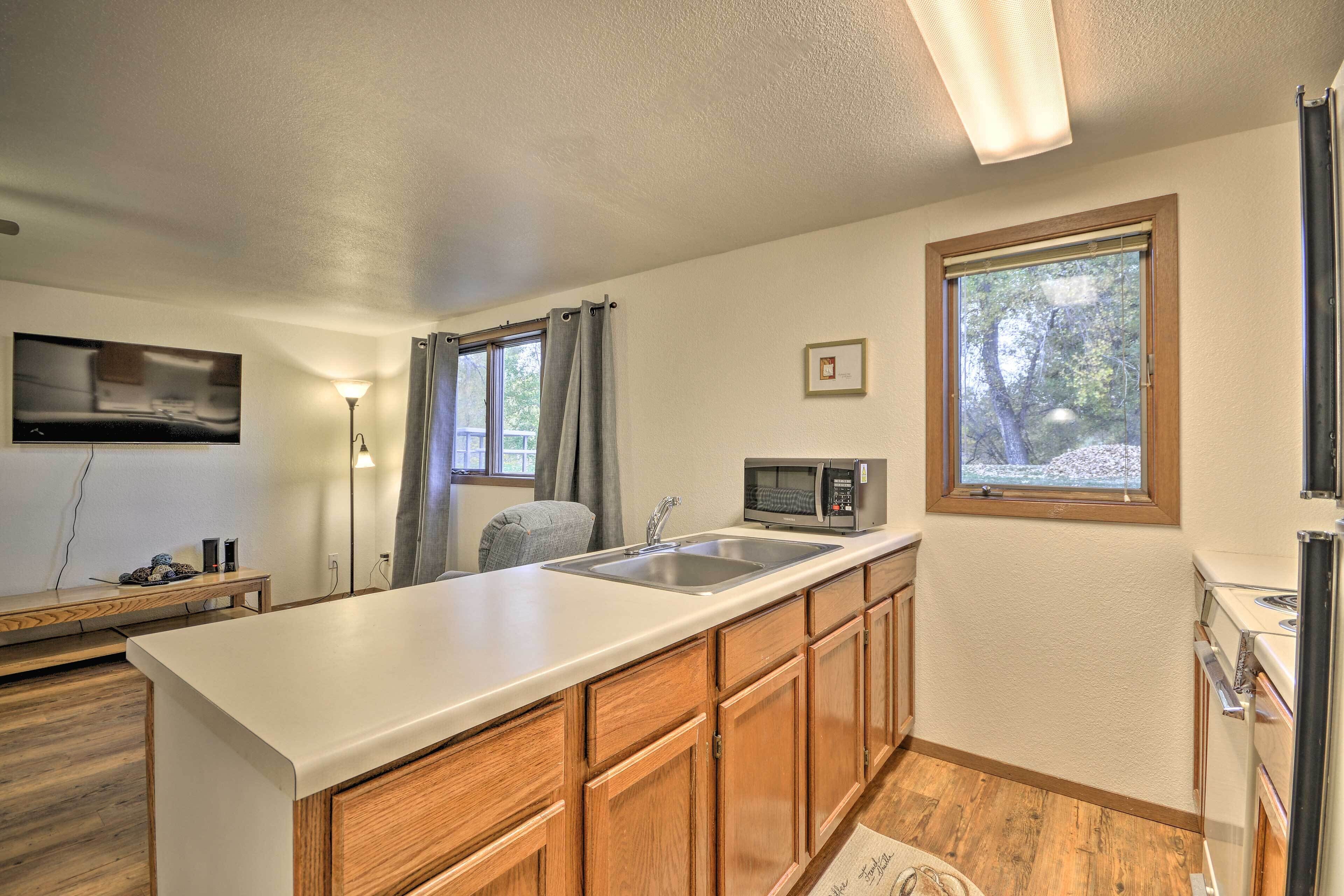 Fridge, microwave, stovetop, coffee/tea maker