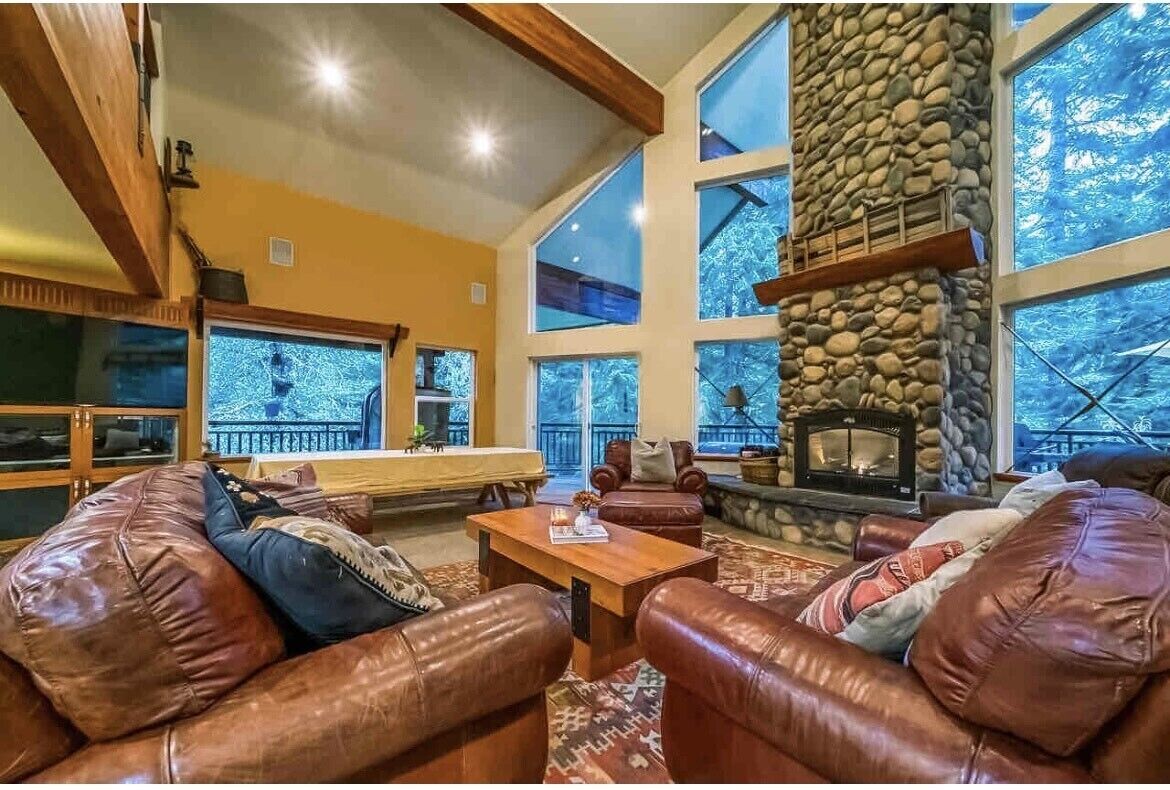 Summer Play, Secluded, Hot Tub, Lakes, Hiking, Game Room,  5 Star Rating AirBnB 