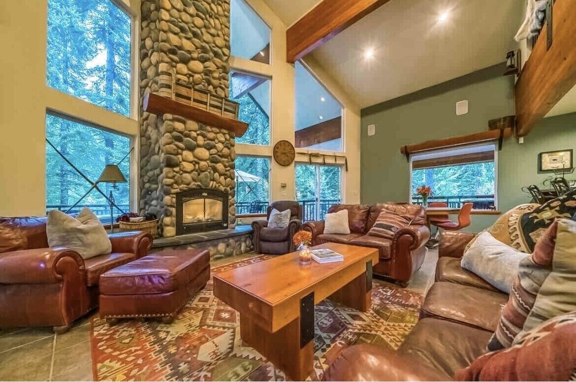 Summer Play, Secluded, Hot Tub, Lakes, Hiking, Game Room,  5 Star Rating AirBnB 