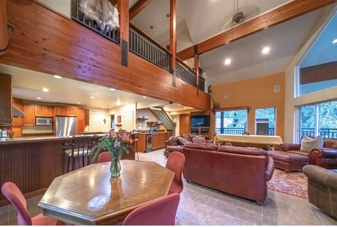 Summer Play, Secluded, Hot Tub, Lakes, Hiking, Game Room,  5 Star Rating AirBnB 