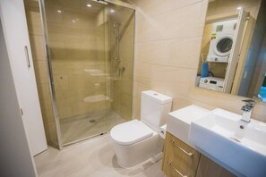 Shower, hair dryer, towels - Stylish and generous 2 Bedroom apartment Windsor (Windsor)