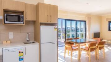 Fridge, microwave, dishwasher, coffee/tea maker