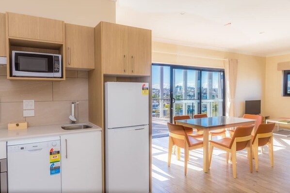 Fridge, microwave, dishwasher, coffee/tea maker - Stylish and generous 2 Bedroom apartment Windsor (Windsor)