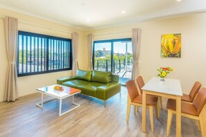 TV - Stylish and generous 2 Bedroom apartment Windsor (Windsor)