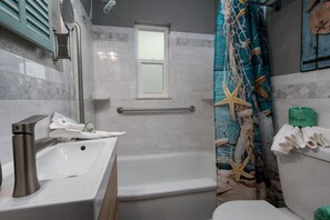 Combinazione doccia/vasca, asciugacapelli, asciugamani