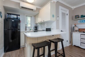Refrigerador, microondas, cafetera y tetera y tostadora