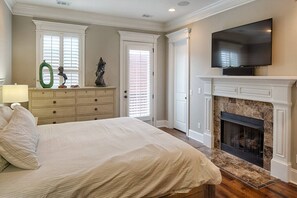 4 bedrooms, desk, iron/ironing board, free WiFi