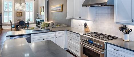 Frigorifero, microonde, forno, piano cottura