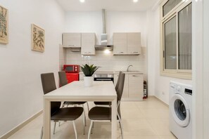 Fridge, microwave, oven, coffee/tea maker
