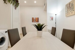 Dining - Lovely and Bright Apartment near Termini (Roma)