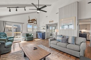 TV, fireplace - Beach House: 4-bedroom, Oceanfront, Awesome Views (Duck)