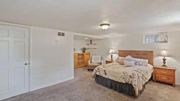 4 bedrooms, desk, iron/ironing board, WiFi