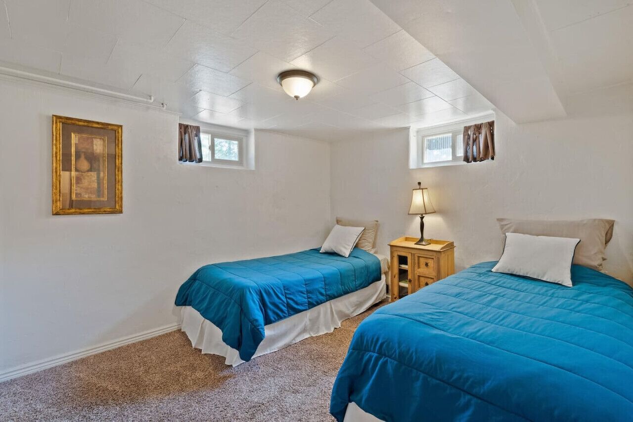 4 bedrooms, desk, iron/ironing board, WiFi