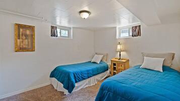 4 bedrooms, desk, iron/ironing board, WiFi