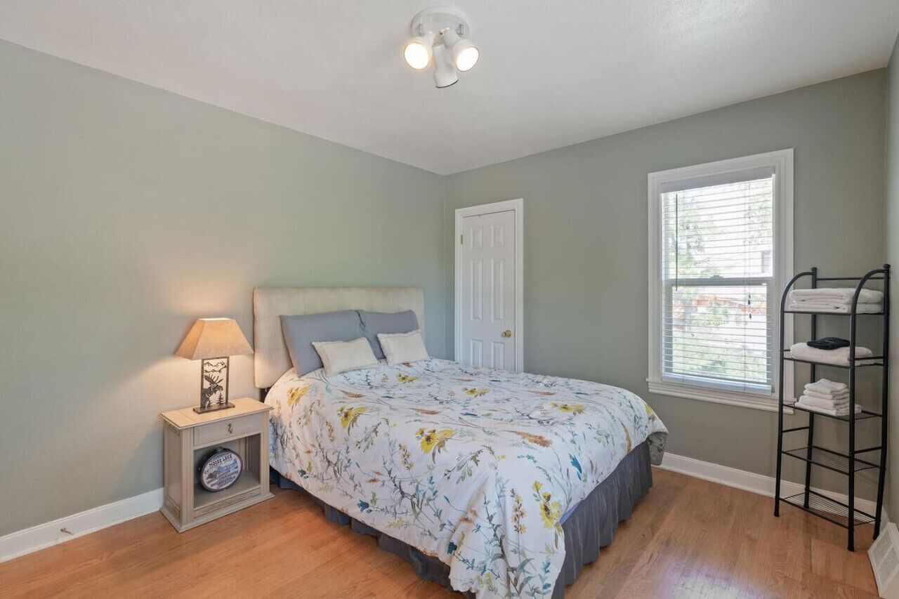 4 bedrooms, desk, iron/ironing board, WiFi