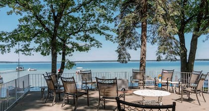 Higgins Lake - One Of A Kind Lakefront Lodge!