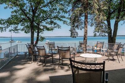 Higgins Lake - One Of A Kind Lakefront Lodge!
