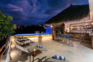 Outdoor dining - Rooftop Infinity Pool Downtown 3 block from Beach (Sayulita)