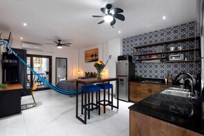 Réfrigérateur, micro-ondes, four, plaque de cuisson