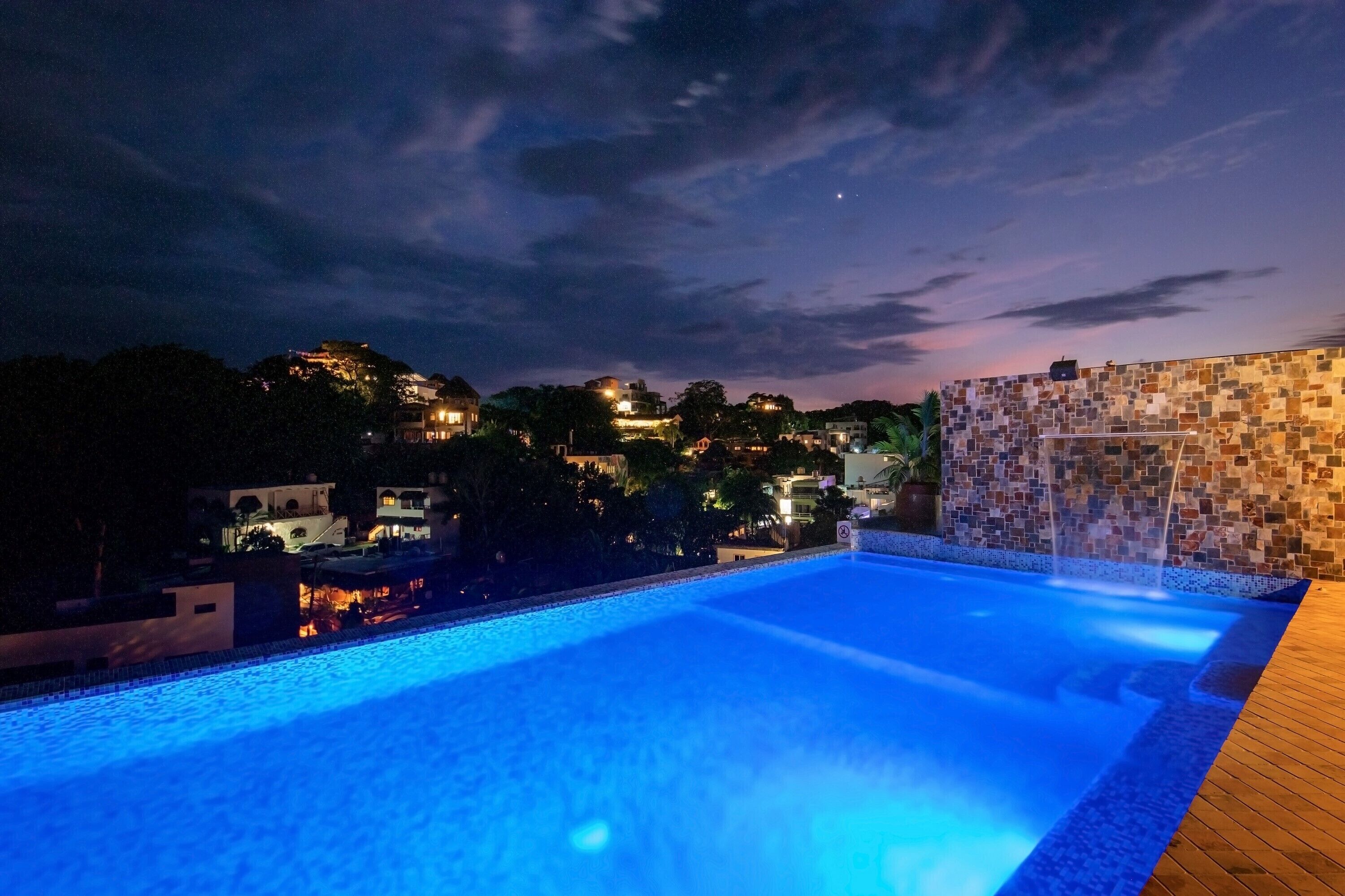 Et evighetsbasseng og et basseng på takterrassen