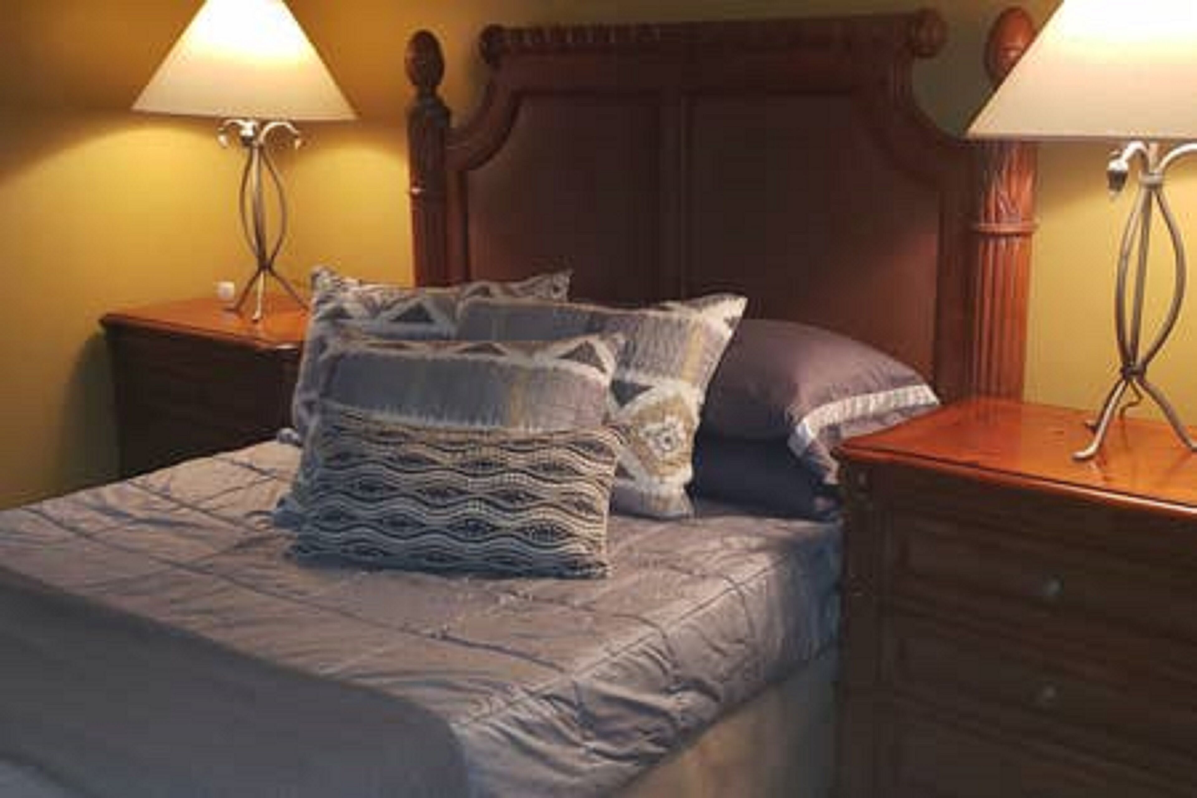 B14 * Comfy 1 BR * WiFi * SmartTV * FULL Kitchen * Parking * Walk Everywhere!