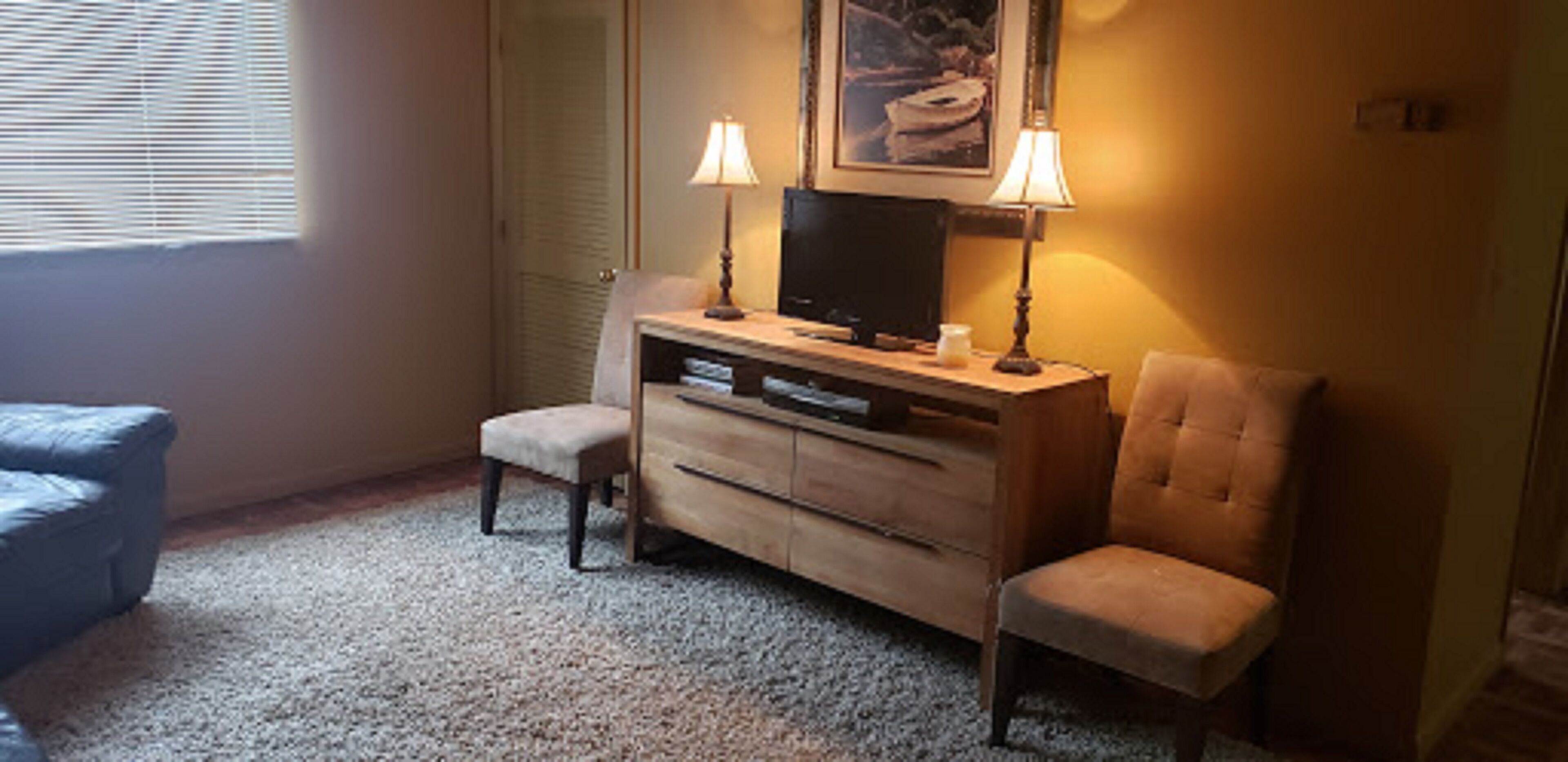 B14 * Comfy 1 BR * WiFi * SmartTV * FULL Kitchen * Parking * Walk Everywhere!