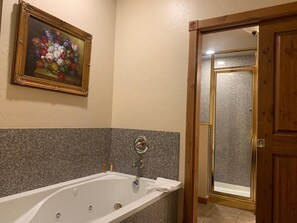 Bathtub, jetted bath, hair dryer, towels - Rejuvenate in Mtn Villa~Mineral Hot Spring|Spa|Sauna Villa 2076-2 (Midway)