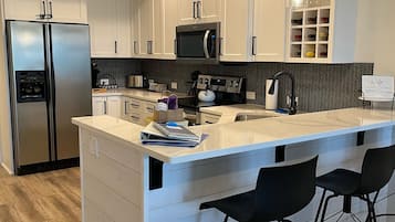 Coffee/tea maker, fridge, microwave, oven
