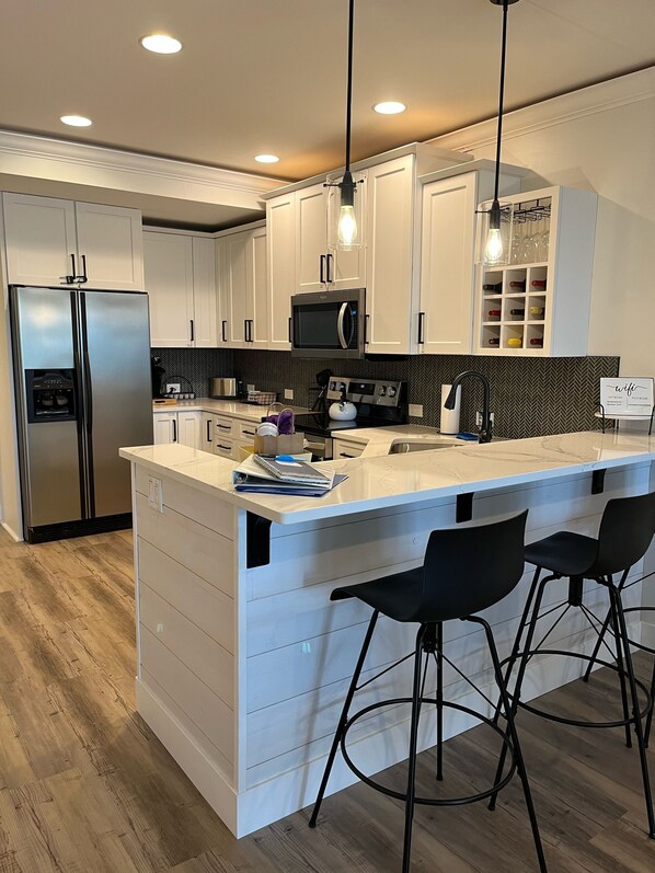 ثلاجة، ميكروويف، فرن، موقد طهي مسطح