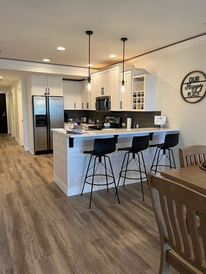 ثلاجة، ميكروويف�، فرن، موقد طهي مسطح