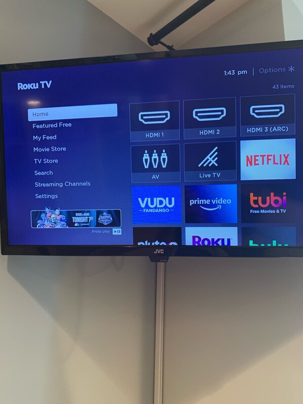 Schermo televisivo che mostra l'interfaccia Roku TV con diverse opzioni di streaming.