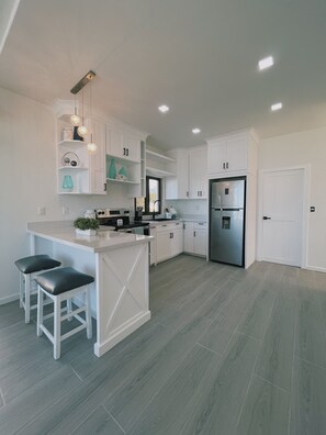 Geladeira, micro-ondas, fogão, cooktop