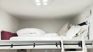 1 dormitorio, tabla de planchar con plancha, wifi y ropa de cama